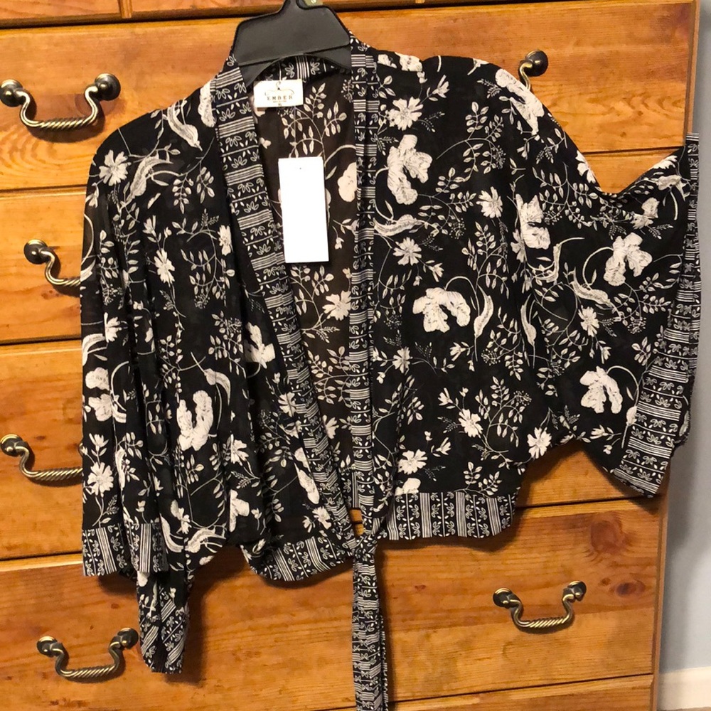 New with tags Ember cropped wrap shawl cover up  XL